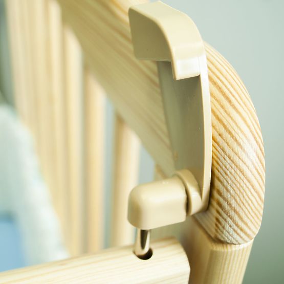 Cot Alek with pull-down side - natural