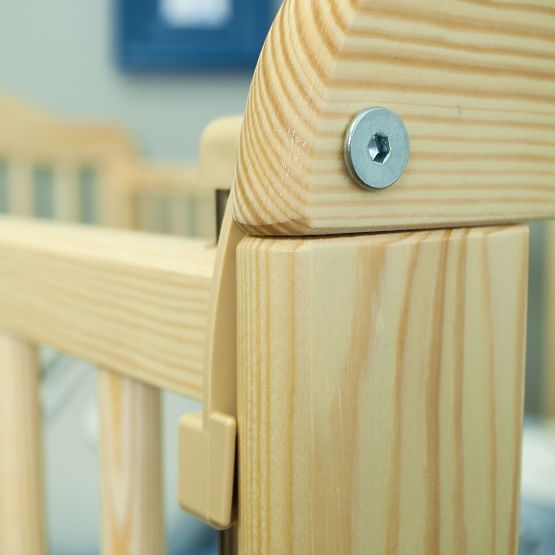 Cot Alek with pull-down side - natural