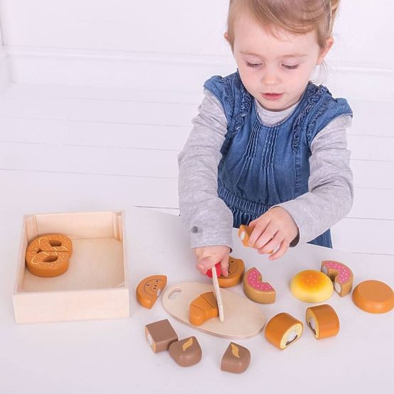 Bigjigs Toys Slicing pastry in a box
