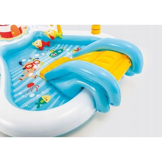 Childlike inflatable swimming pool Island