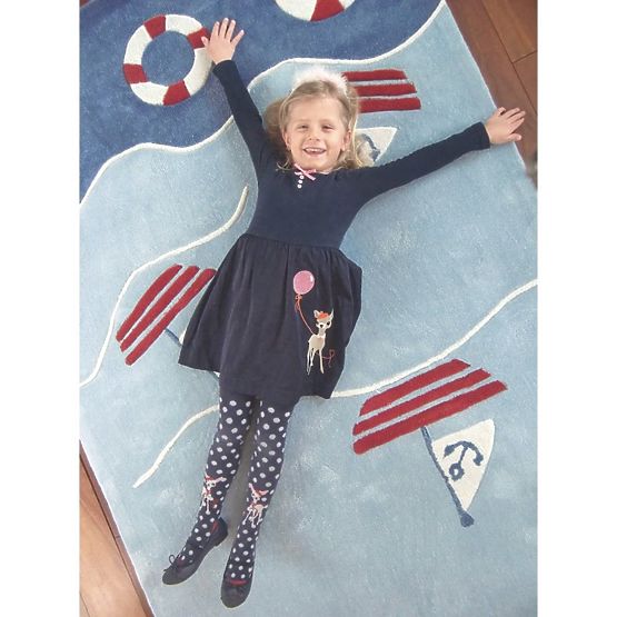 Childlike motorcyclepet On sea