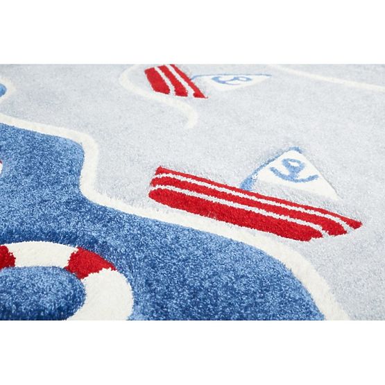 Childlike motorcyclepet On sea