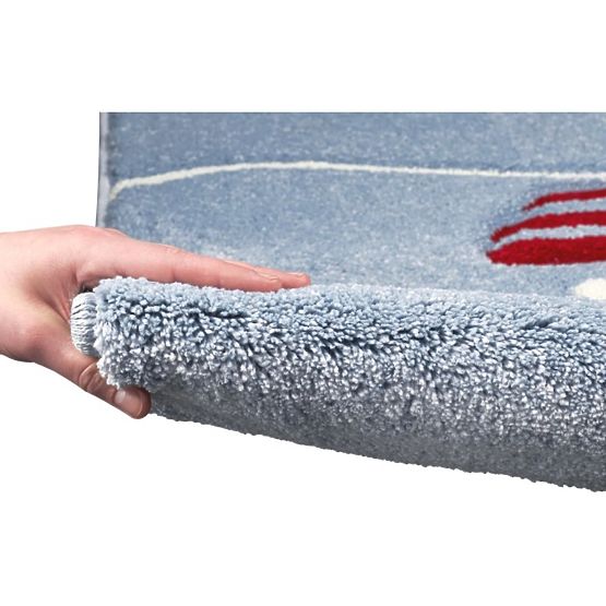 Childlike motorcyclepet On sea