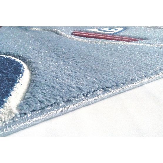 Childlike motorcyclepet On sea