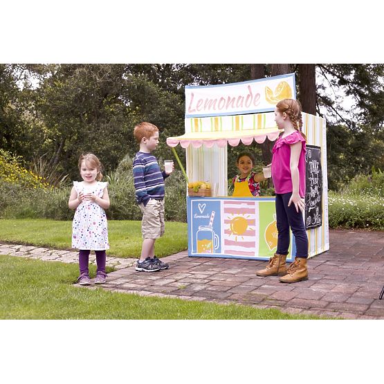 Childlike players house Stand with lemonade