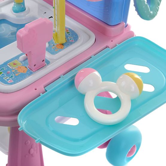 Childlike players set Mom