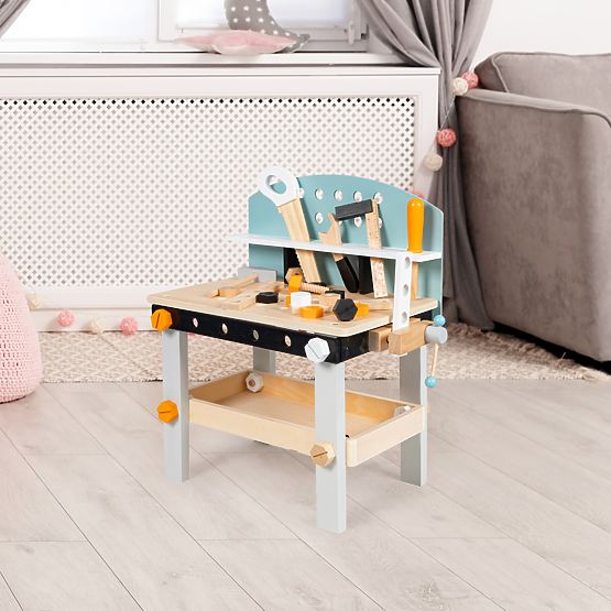 Childlike wooden working ponk