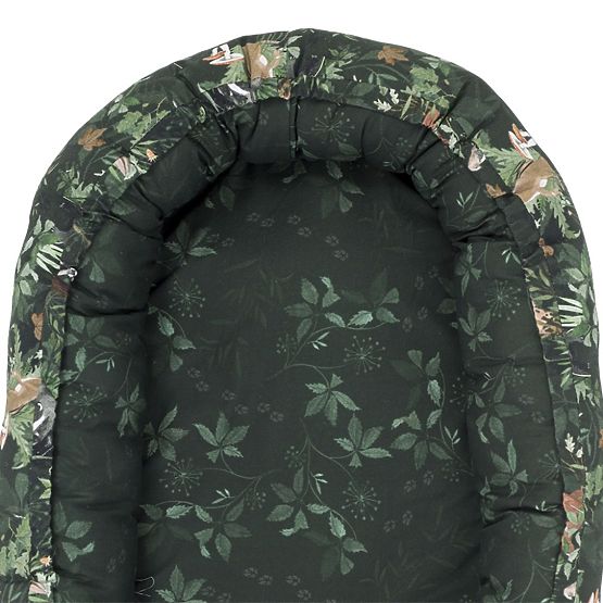 Double-sided nest life in forest