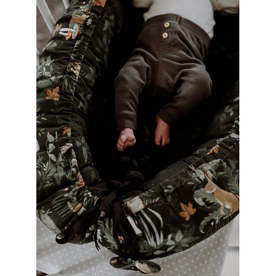 Double-sided nest life in forest