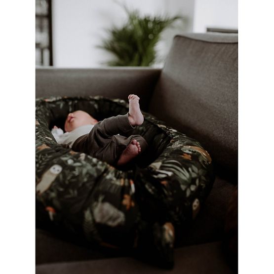 Double-sided nest life in forest