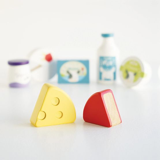 Le Toy Van Crate with dairy products