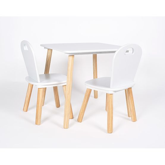 A set of table and chairs Woody