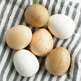 Le Toy Van Farm eggs in a crate